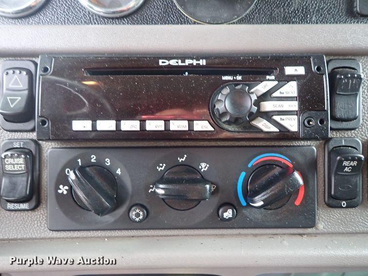 image for item DF1237 2013 Peterbilt 386 semi truck