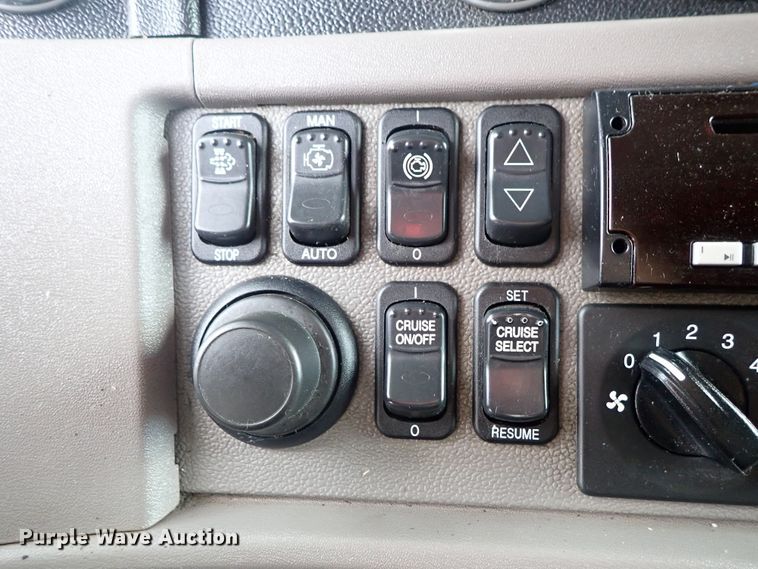 image for item DF1237 2013 Peterbilt 386 semi truck