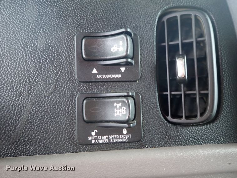 image for item DF1237 2013 Peterbilt 386 semi truck