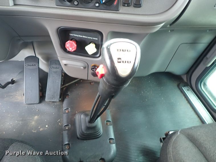 image for item DF1237 2013 Peterbilt 386 semi truck