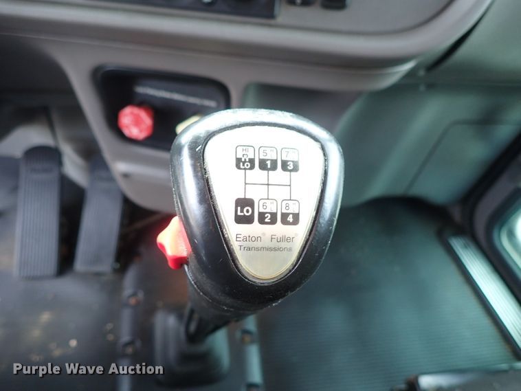 image for item DF1237 2013 Peterbilt 386 semi truck