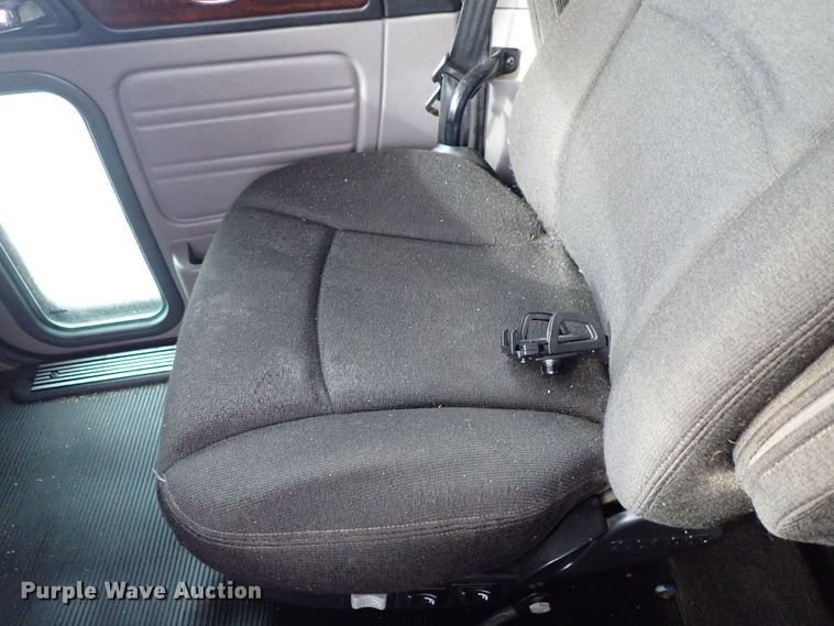 image for item DF1237 2013 Peterbilt 386 semi truck