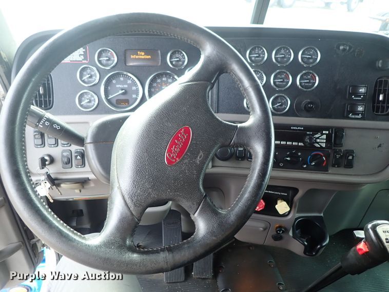 image for item DF1237 2013 Peterbilt 386 semi truck