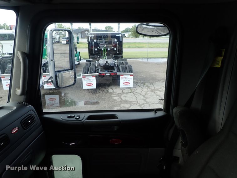 image for item DF1237 2013 Peterbilt 386 semi truck