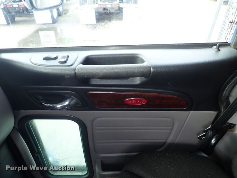 image for item DF1237 2013 Peterbilt 386 semi truck