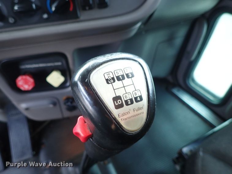 image for item DF1237 2013 Peterbilt 386 semi truck