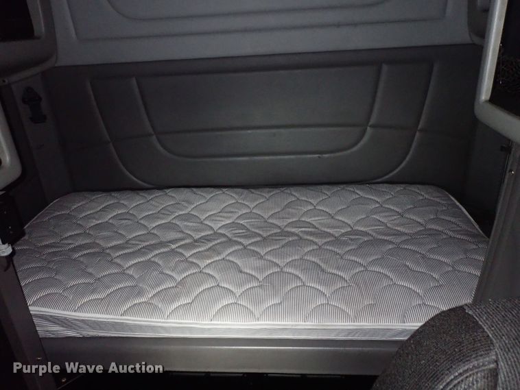 image for item DF1237 2013 Peterbilt 386 semi truck