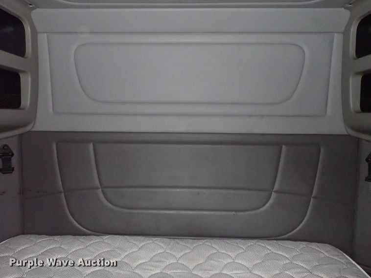 image for item DF1237 2013 Peterbilt 386 semi truck