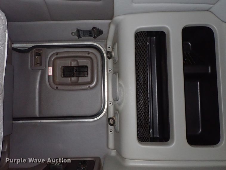 image for item DF1237 2013 Peterbilt 386 semi truck