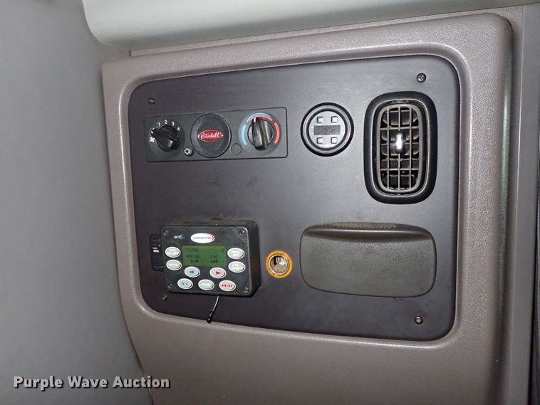 image for item DF1237 2013 Peterbilt 386 semi truck