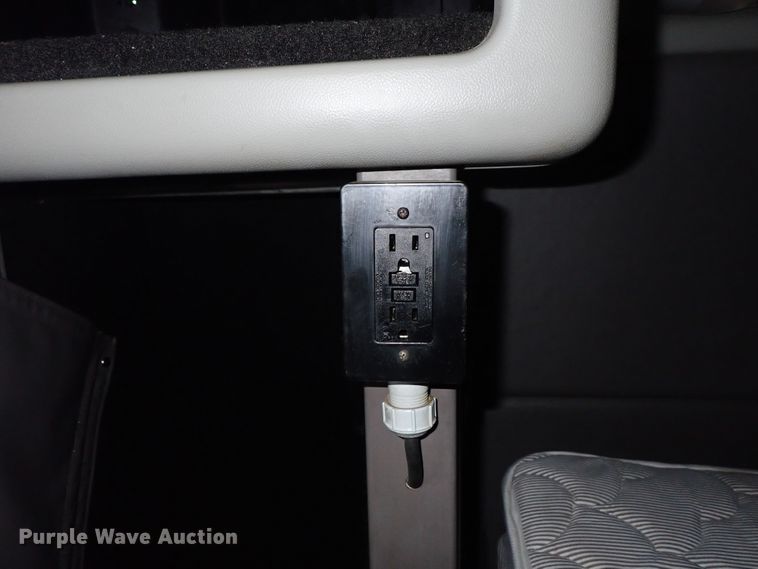 image for item DF1237 2013 Peterbilt 386 semi truck