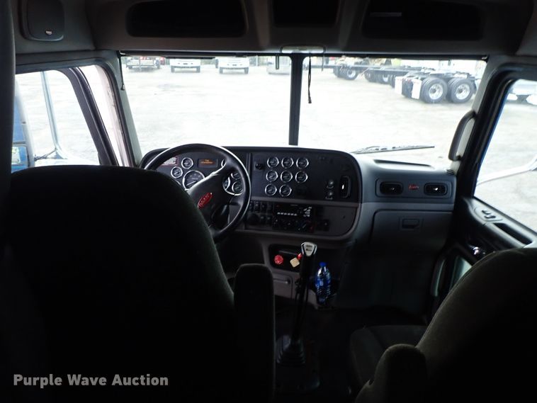image for item DF1237 2013 Peterbilt 386 semi truck