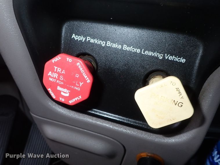 image for item DF1237 2013 Peterbilt 386 semi truck