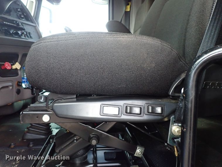 image for item DF1237 2013 Peterbilt 386 semi truck