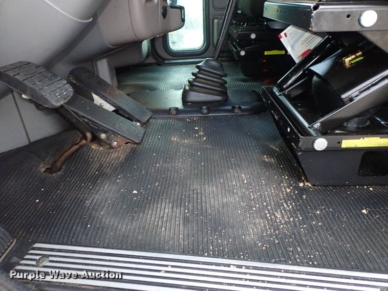 image for item DF1237 2013 Peterbilt 386 semi truck