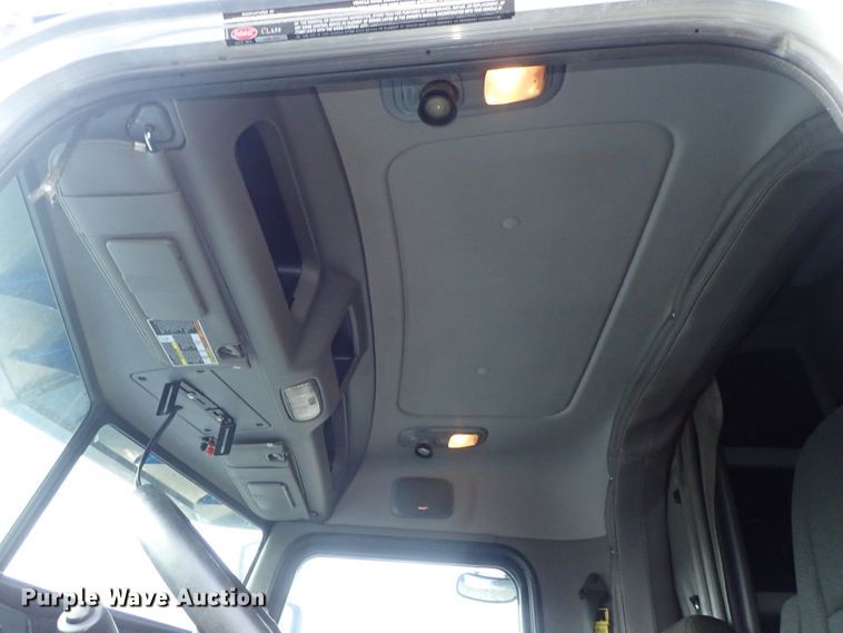 image for item DF1237 2013 Peterbilt 386 semi truck