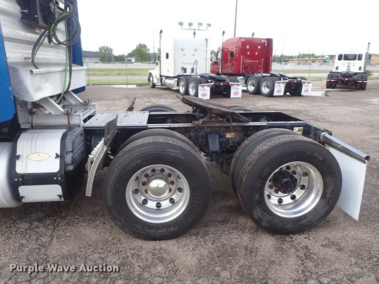 image for item DF1237 2013 Peterbilt 386 semi truck