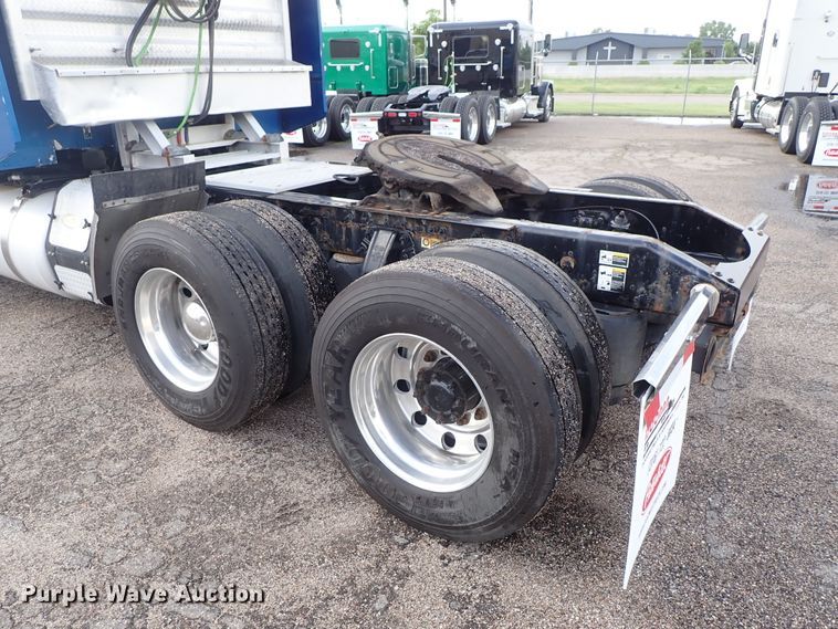 image for item DF1237 2013 Peterbilt 386 semi truck