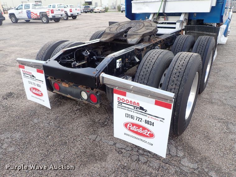 image for item DF1237 2013 Peterbilt 386 semi truck