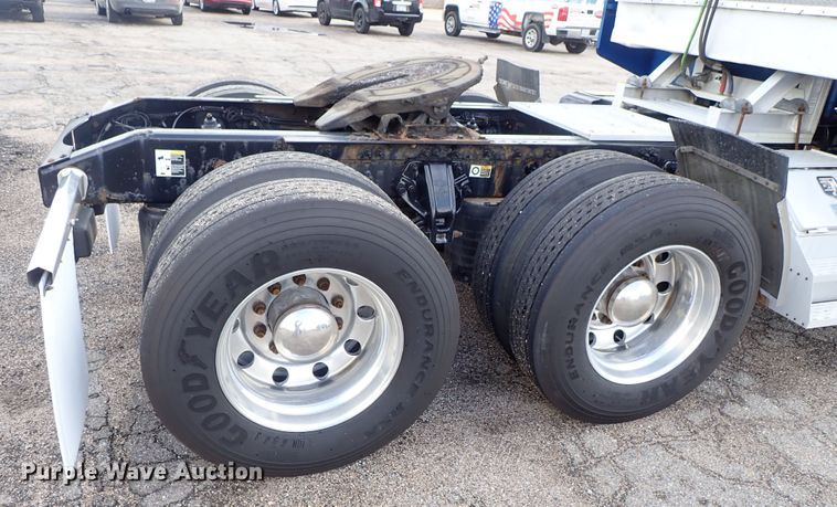 image for item DF1237 2013 Peterbilt 386 semi truck