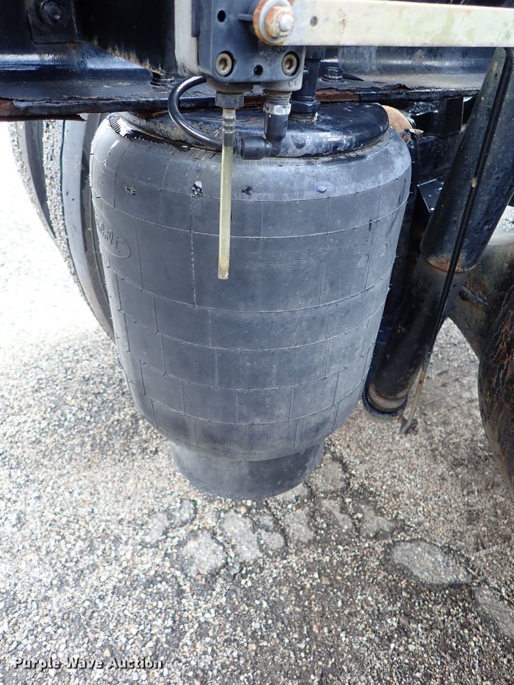 image for item DF1237 2013 Peterbilt 386 semi truck