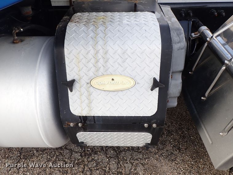 image for item DF1237 2013 Peterbilt 386 semi truck