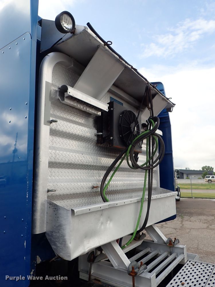 image for item DF1237 2013 Peterbilt 386 semi truck