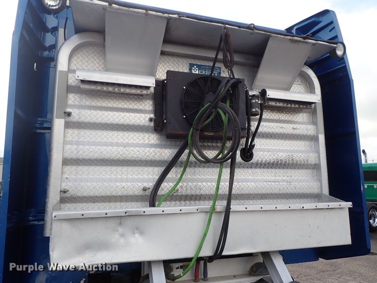 image for item DF1237 2013 Peterbilt 386 semi truck