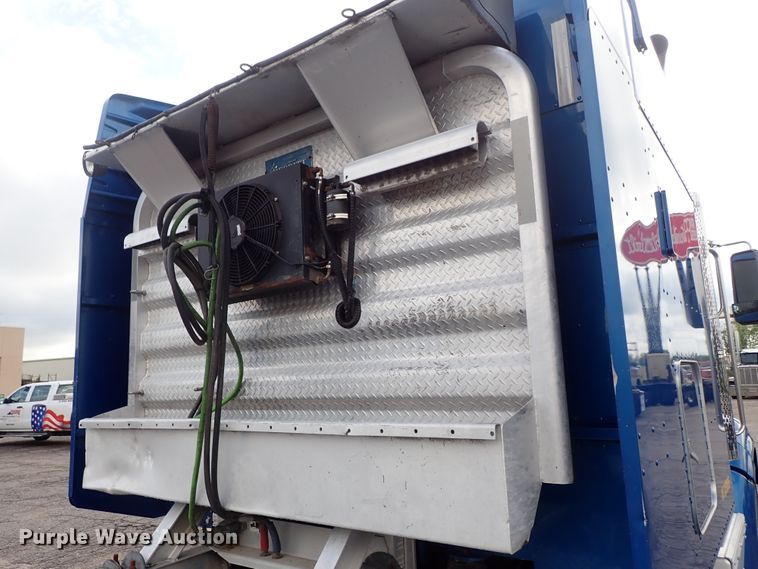 image for item DF1237 2013 Peterbilt 386 semi truck