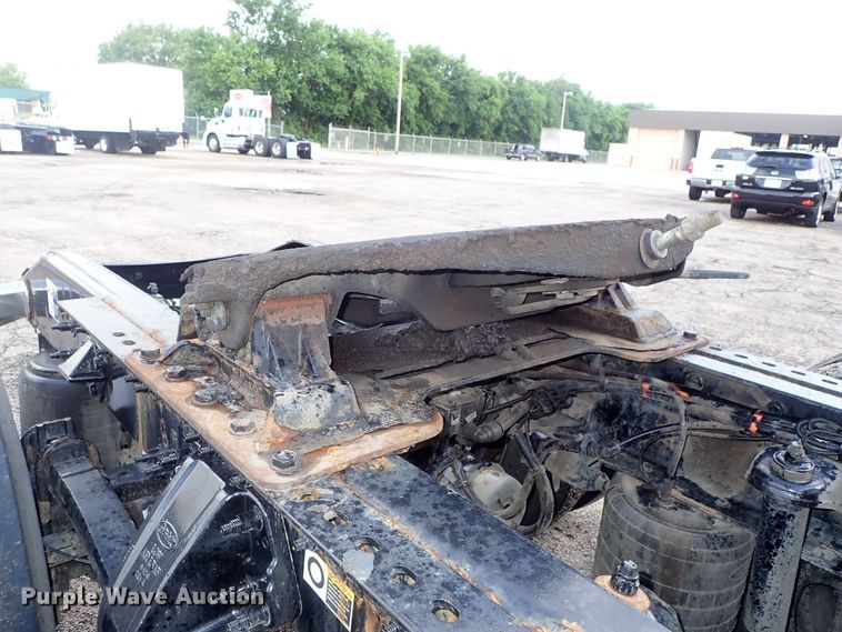 image for item DF1237 2013 Peterbilt 386 semi truck