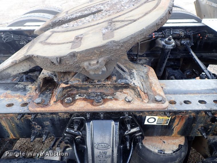 image for item DF1237 2013 Peterbilt 386 semi truck