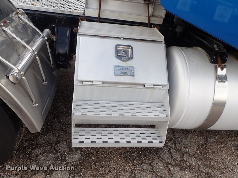 image for item DF1237 2013 Peterbilt 386 semi truck