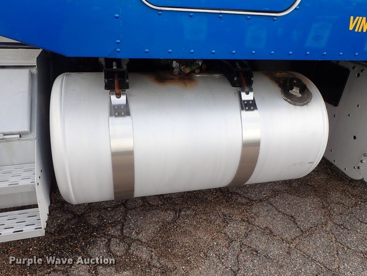 image for item DF1237 2013 Peterbilt 386 semi truck