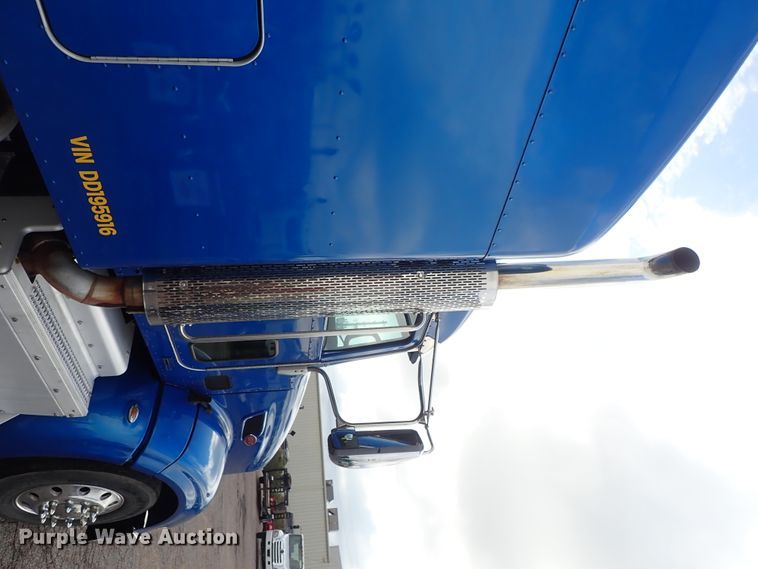 image for item DF1237 2013 Peterbilt 386 semi truck