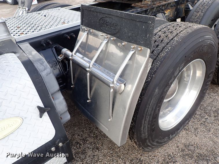 image for item DF1237 2013 Peterbilt 386 semi truck