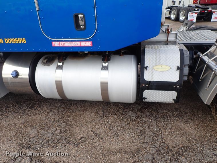 image for item DF1237 2013 Peterbilt 386 semi truck