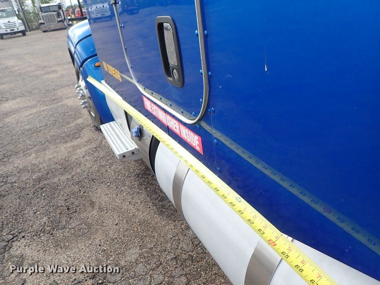 image for item DF1237 2013 Peterbilt 386 semi truck