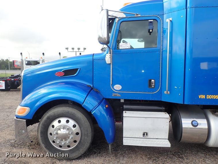 image for item DF1237 2013 Peterbilt 386 semi truck
