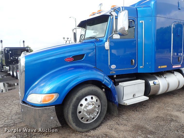 image for item DF1237 2013 Peterbilt 386 semi truck