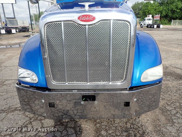 image for item DF1237 2013 Peterbilt 386 semi truck