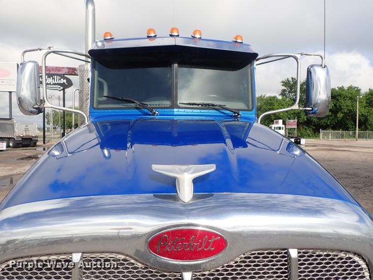 image for item DF1237 2013 Peterbilt 386 semi truck