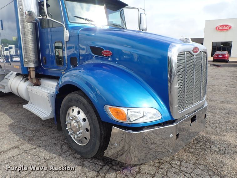 image for item DF1237 2013 Peterbilt 386 semi truck