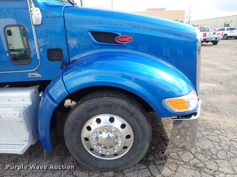 image for item DF1237 2013 Peterbilt 386 semi truck