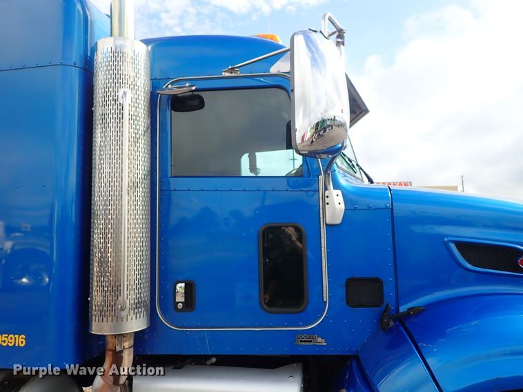 image for item DF1237 2013 Peterbilt 386 semi truck