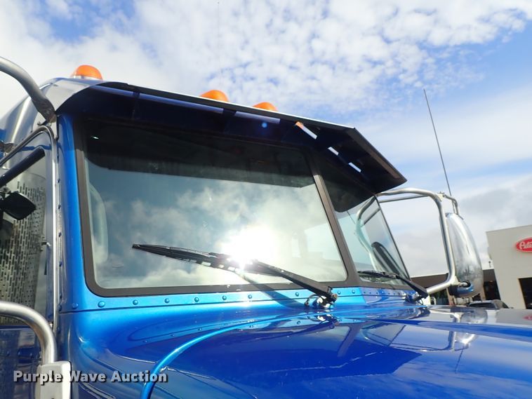 image for item DF1237 2013 Peterbilt 386 semi truck