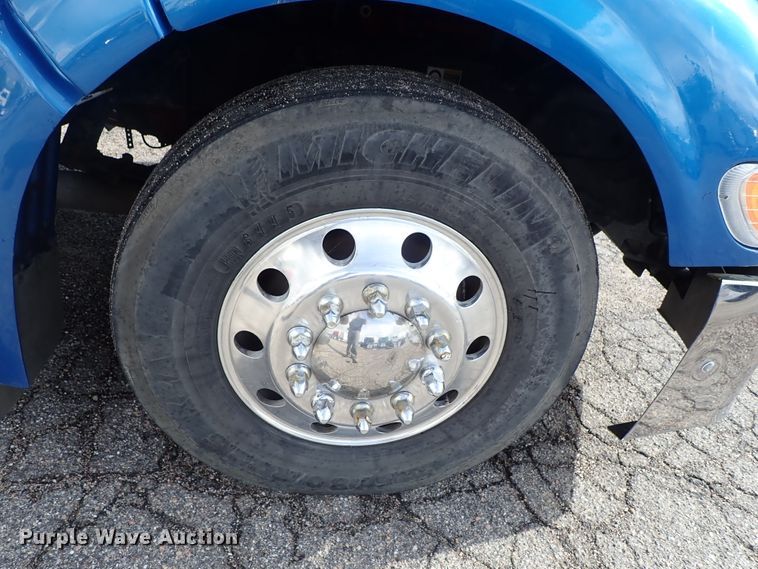 image for item DF1237 2013 Peterbilt 386 semi truck