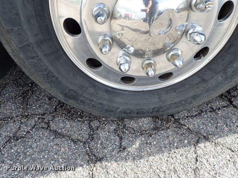 image for item DF1237 2013 Peterbilt 386 semi truck