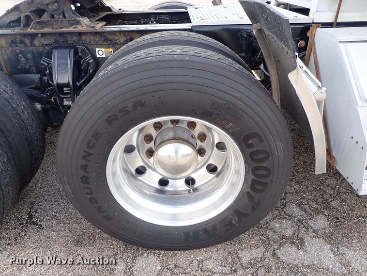 image for item DF1237 2013 Peterbilt 386 semi truck