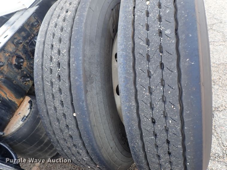 image for item DF1237 2013 Peterbilt 386 semi truck