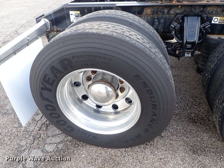 image for item DF1237 2013 Peterbilt 386 semi truck